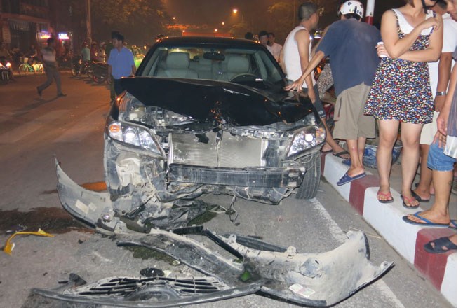 Thái Bình  Xế hộp đâm nhiều phương tiện dừng chờ đèn đỏ